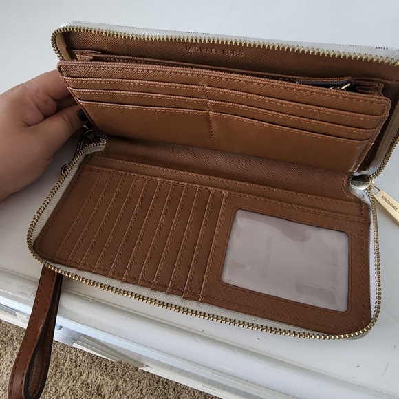 Michael Kors Jet Set Vanilla Leather Continental Wallet - Picture 2 of 3